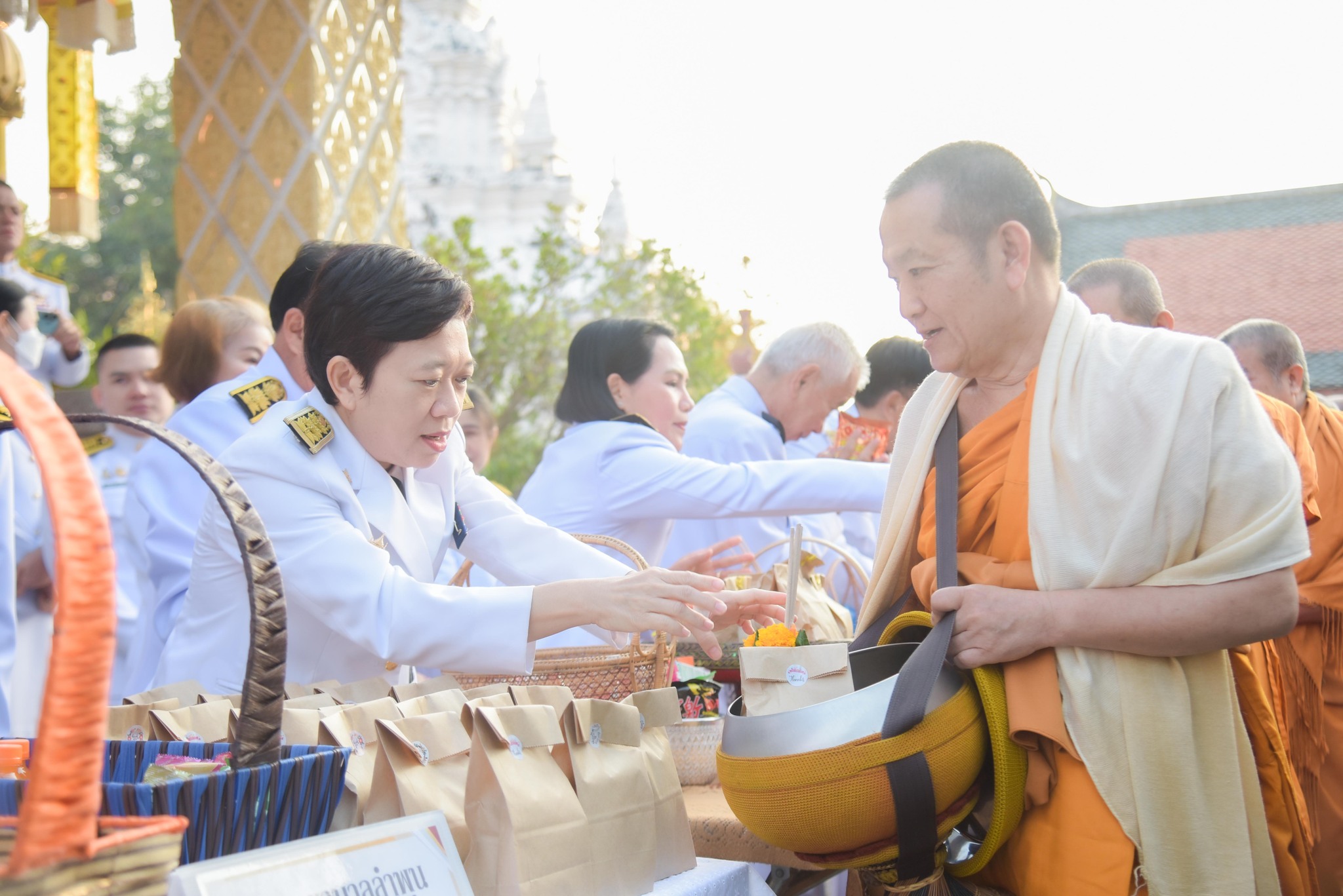 พิธีเจริญพระพุทธมนต์และทำบุญตักบาตร