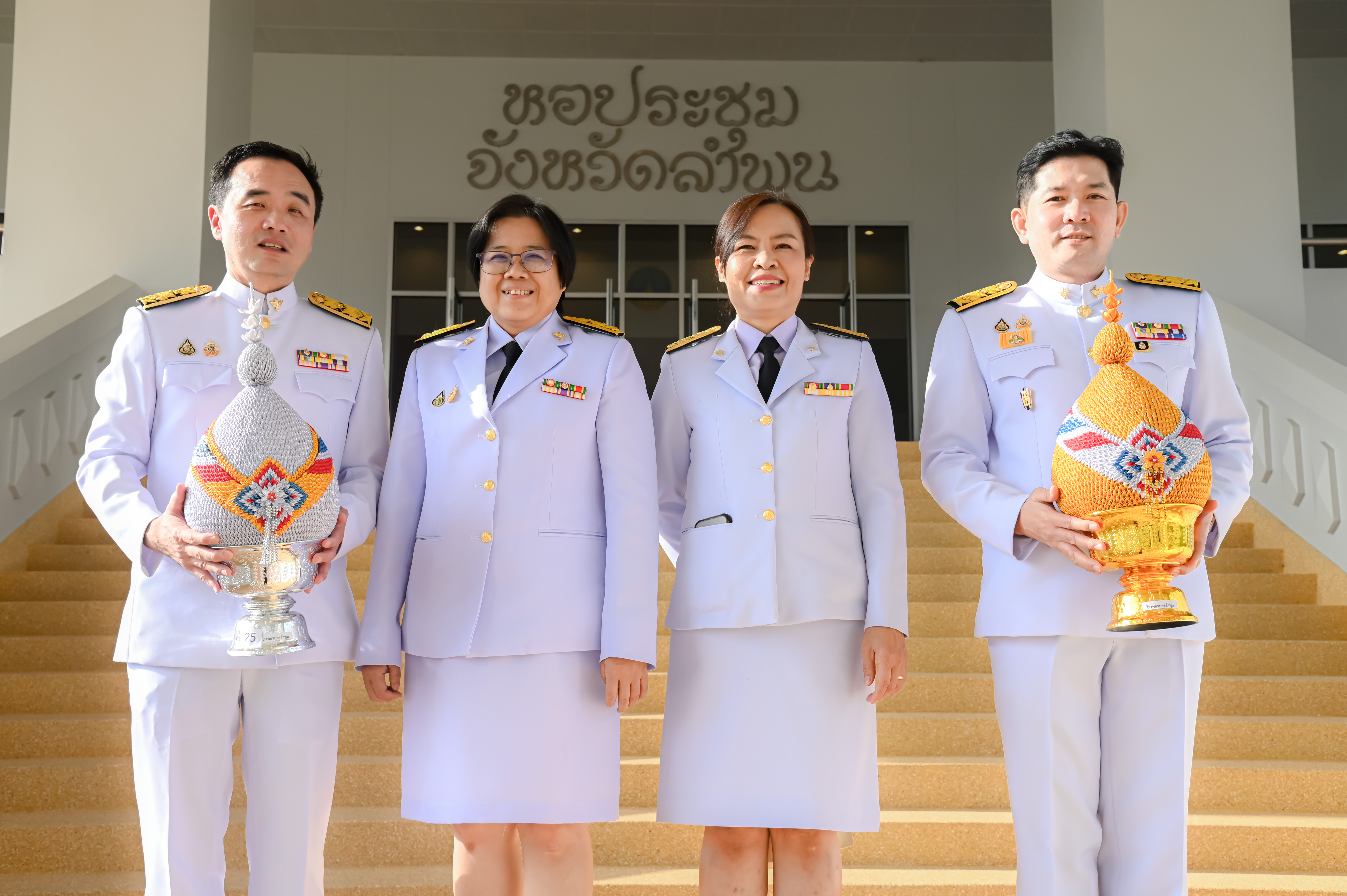 พิธีถวายเครื่องราชสักการะและวางพานพุ่มและจุดเทียนถวายพระพรชัยมงคล
