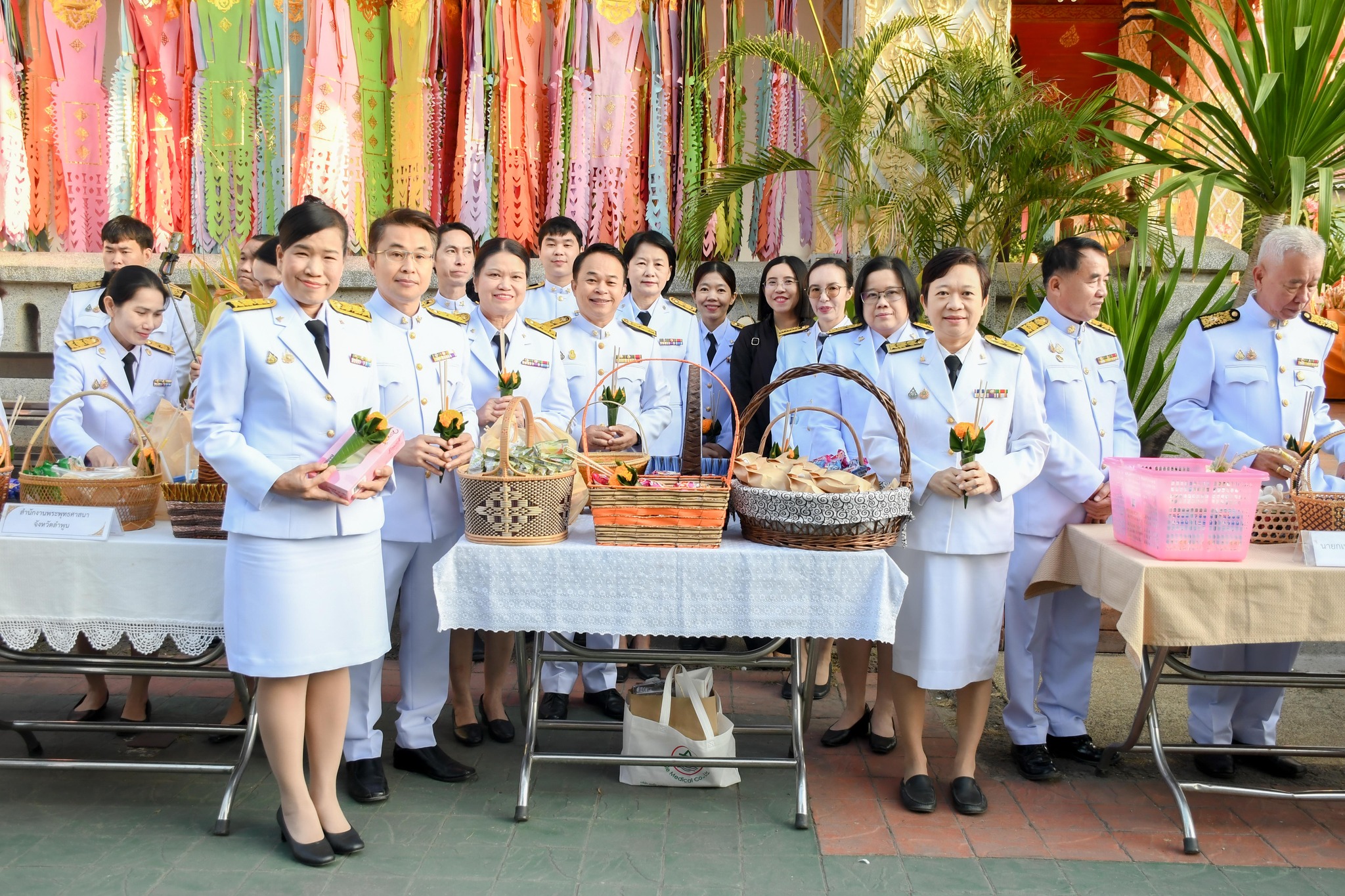 พิธีเจริญพระพุทธมนต์ และทำบุญตักบาตร ถวายพระราชกุศล