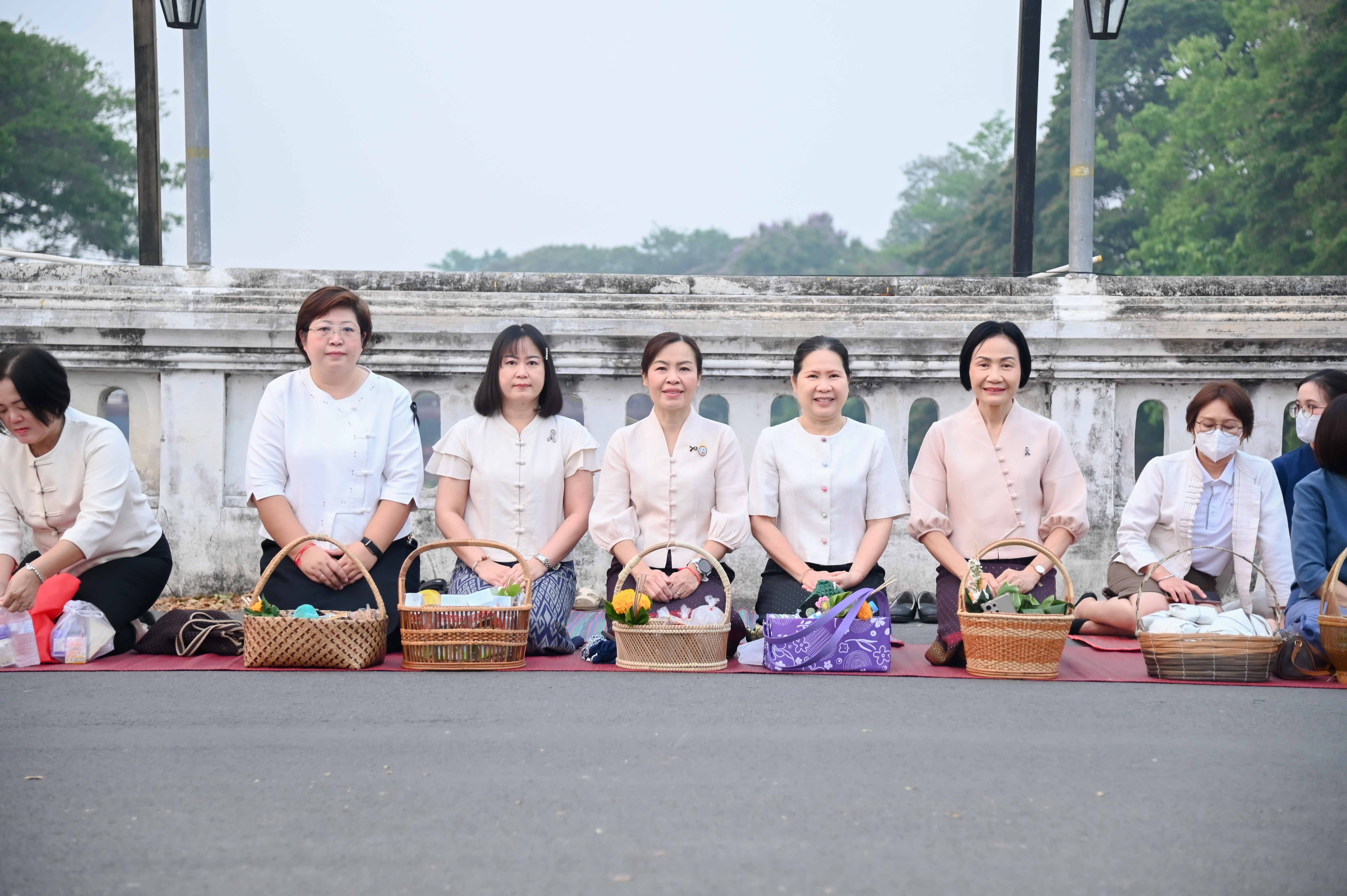 หิ้วตระกร้า นุ่งผ้าไทย ใส่ใจวิถีธรรม