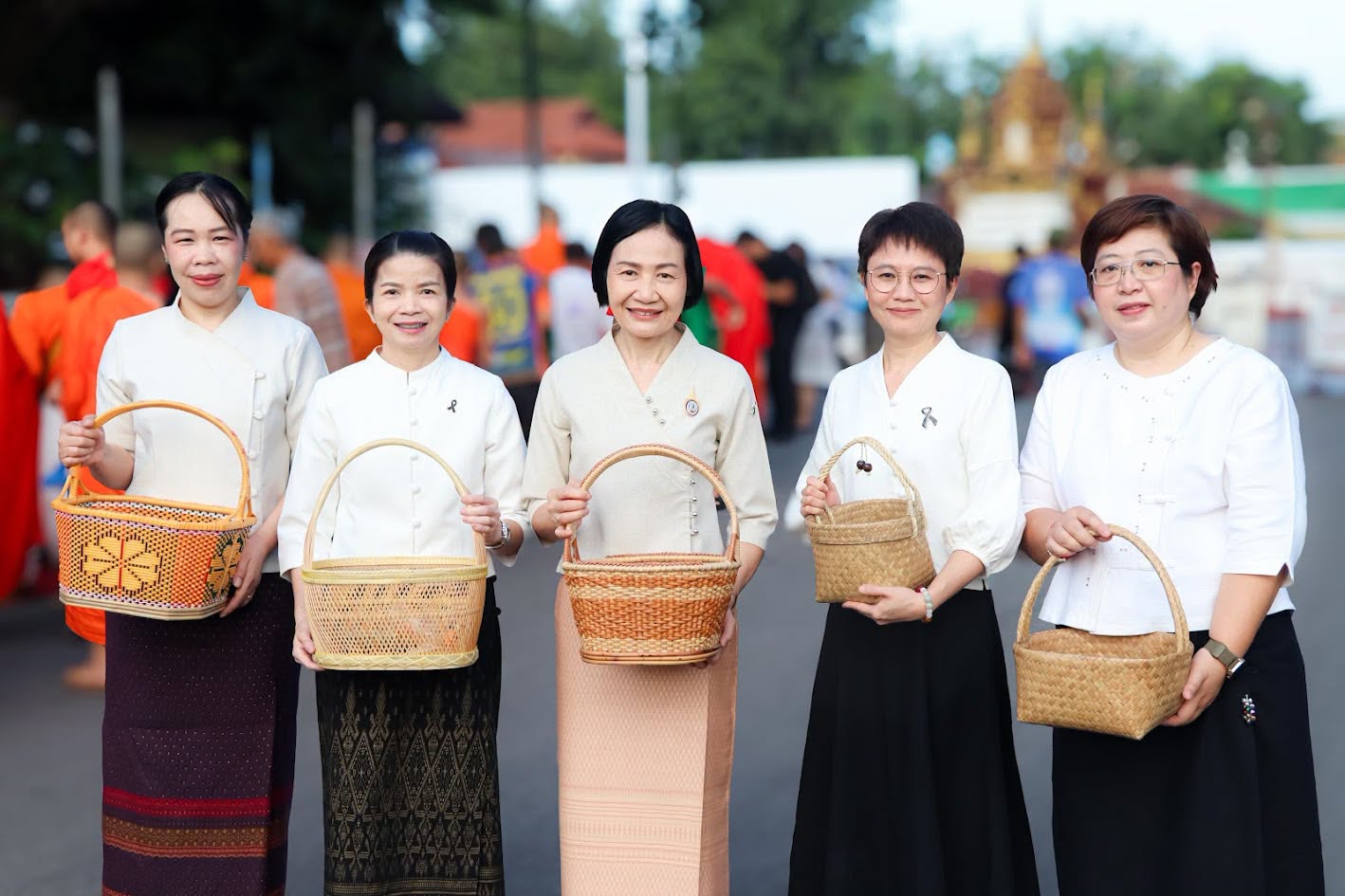 โรงพยาบาลลำพูน ร่วมโครงการ “หิ้วตะกร้า นุ่งผ้าไทย ใส่ใจวิถีธรรม ”ประจำปี 2569  เพื่อเสริมสร้างศีลธรรม คุณธรรม และจริยธรรม   และร่วมกันสืบสานวัฒนธรรมอั