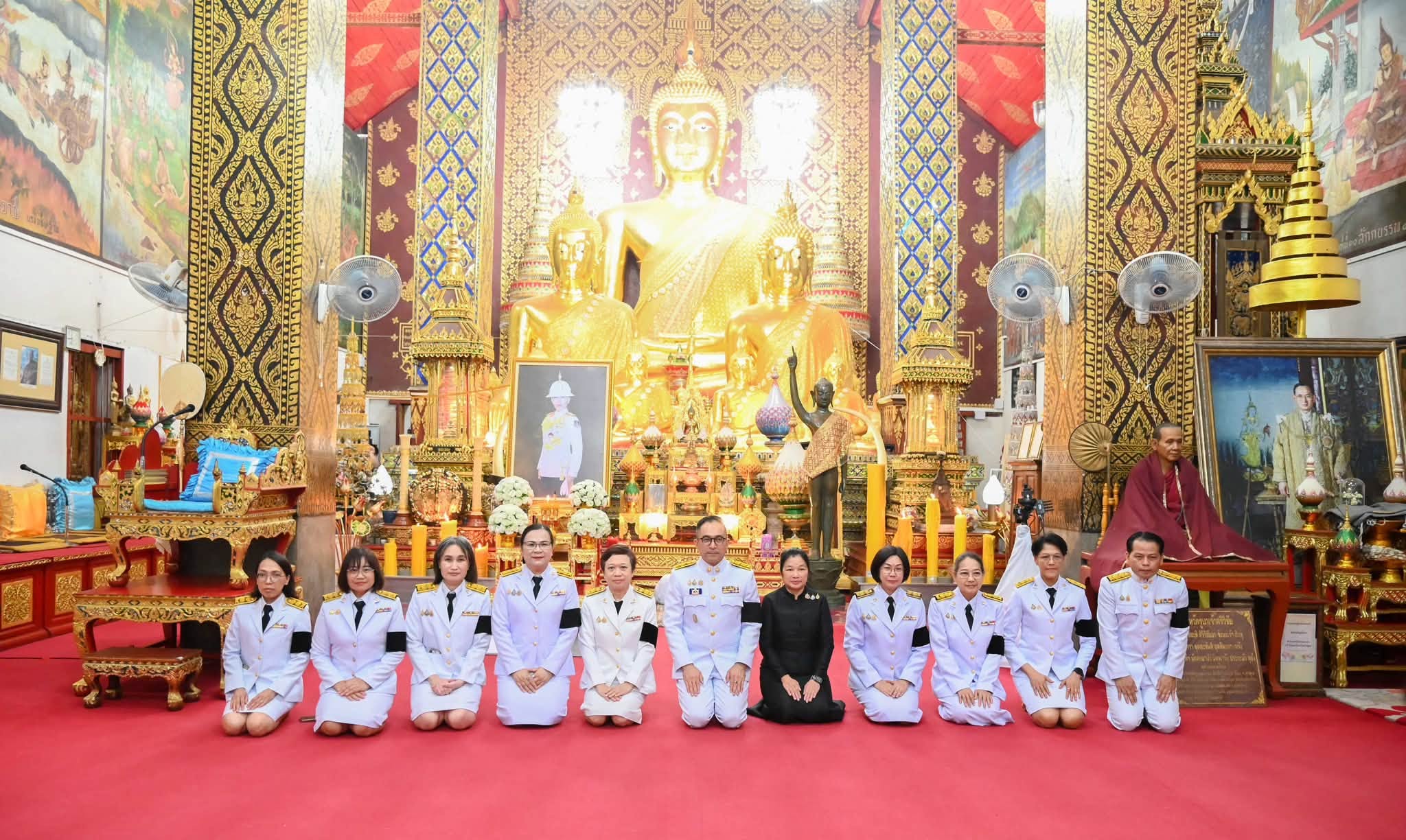 พญ.ลดาวรรณ หาญไพโรจน์ ผู้อำนวยการโรงพยาบาลลำพูน พร้อมคณะเจ้าหน้าที่ เข้าร่วมพิธีสวดบำเพ็ญกุศล ในวาระครบ 100 วัน (สตมวาร)แห่งการสิ้นพระชนม์ เพื่อน้อมถว
