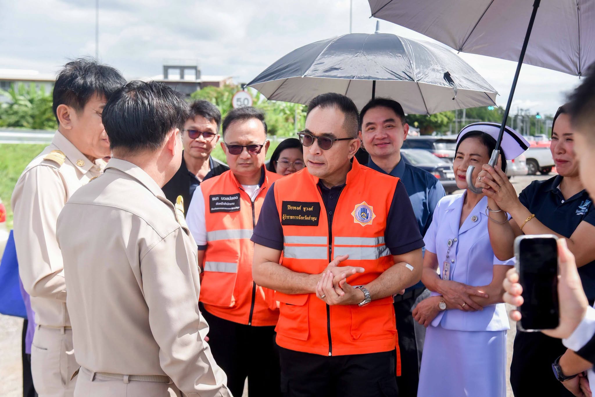 นายปิยะพงศ์ ชูวงศ์ ผู้ว่าราชการจังหวัดลำพูน ลงพื้นที่ตรวจเยี่ยม โรงพยาบาลลำพูน เพื่อติดตามแผนป้องกันภัย และมาตรการเตรียมความพร้อมรับมือสถานการณ์น้ำท่ว